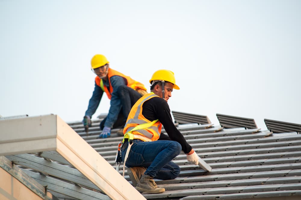 contractors-working-on-commercial-roof